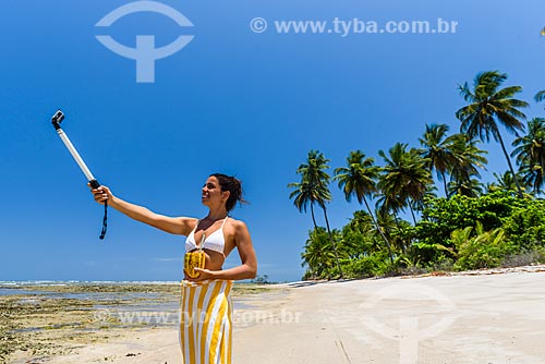  Woman photographing - Tip of Castelhanos waterfront  - Cairu city - Bahia state (BA) - Brazil