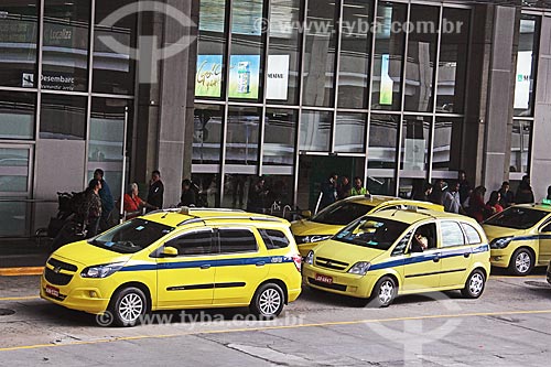  Taxis in the landing section of Antonio Carlos Jobim International Airport  - Rio de Janeiro city - Rio de Janeiro state (RJ) - Brazil