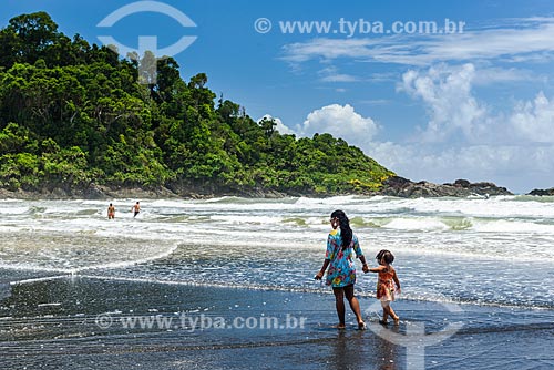  Bathers - Engenhoca Beach waterfront - near to river mouth of the Burundanga River  - Itacare city - Bahia state (BA) - Brazil