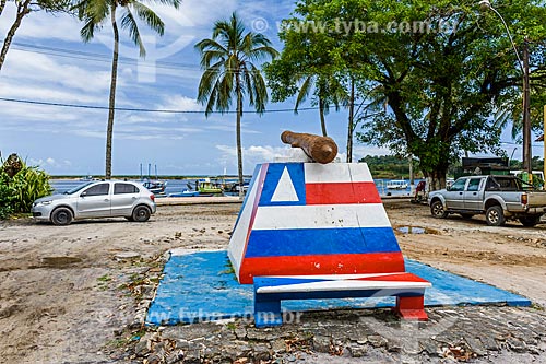  Cannon - Itacare city waterfront with the colors of the flag of the State of Bahia  - Itacare city - Bahia state (BA) - Brazil