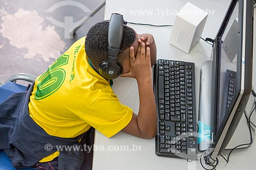 Boy using computer - Joelmir Beting Knowledge Vessel  - Rio de Janeiro city - Rio de Janeiro state (RJ) - Brazil