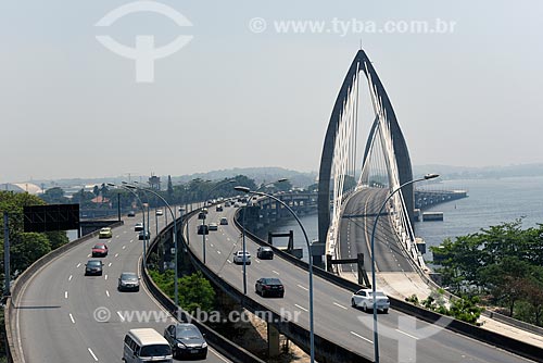  Transit on the Galeão Bridge and on the right Prefeito Pereira Passos Brigde (2014) - BRT Transcarioca  - Rio de Janeiro city - Rio de Janeiro state (RJ) - Brazil