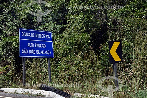  Signpost of the border between the municipalities of Alto Paraiso de Goias and Sao Joao da Aliança on Highway GO-118  - Alto Paraiso de Goias city - Goias state (GO) - Brazil