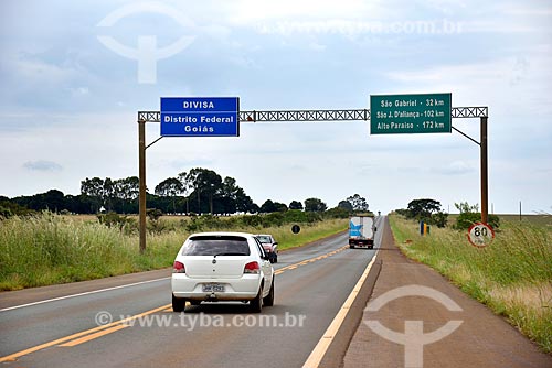  Highway GO-118 with signs of the border between the Federal District and Goias  - Distrito Federal (Federal District) (DF) - Brazil