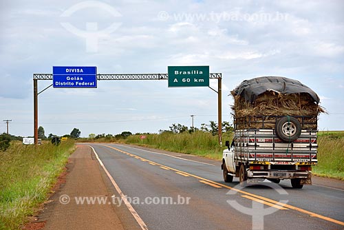  Highway GO-118 with signs of the border between the Federal District and Goias  - Distrito Federal (Federal District) (DF) - Brazil