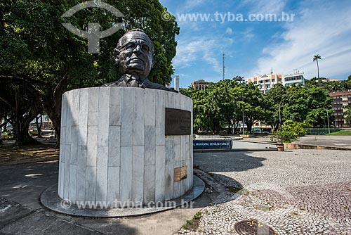  Getulio Vargas bust opposite to Getulio Vargas Memorial (2004)  - Rio de Janeiro city - Rio de Janeiro state (RJ) - Brazil