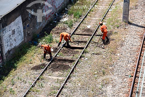  Labourers working at maintenance of railroad near to Madureira Station of Supervia  - Rio de Janeiro city - Rio de Janeiro state (RJ) - Brazil