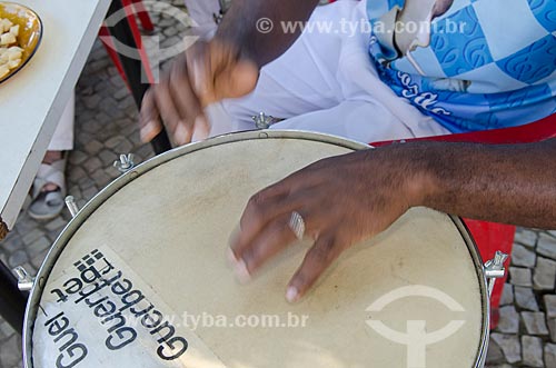 Man playing repinique - Roda de samba of Musicians of Gremio Recreativo Escola de Samba Unidos de Vila Isabel  - Rio de Janeiro city - Rio de Janeiro state (RJ) - Brazil
