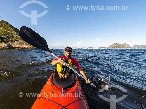  Kayak ride - Guanabara Bay with the Cotunduba Island in the background  - Rio de Janeiro city - Rio de Janeiro state (RJ) - Brazil