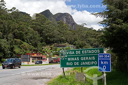  Plaque indicating the boundary between Rio de Janeiro and Minas Gerais states - km 0 of BR-354 highway  - Resende city - Rio de Janeiro state (RJ) - Brazil