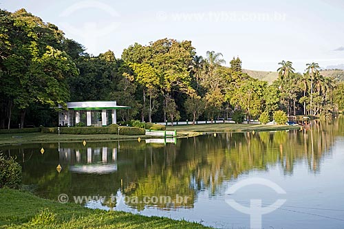  Sao Lourenco Lake - Aguas de Sao Lourenço Park - with the Vichy Fountain in the background  - Sao Lourenco city - Minas Gerais state (MG) - Brazil