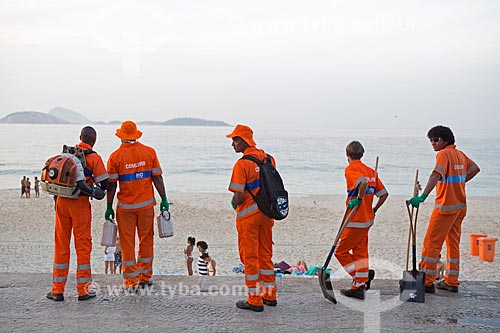  Concentration of garis - Ipanema Beach - post 8 - after the Reveillon party  - Rio de Janeiro city - Rio de Janeiro state (RJ) - Brazil
