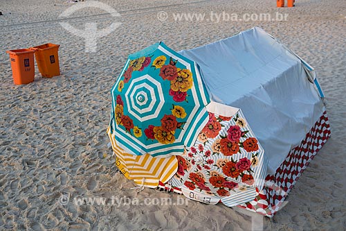  Camping tent with three sun umbrellas - Ipanema Beach - post 8 - after the Reveillon party  - Rio de Janeiro city - Rio de Janeiro state (RJ) - Brazil