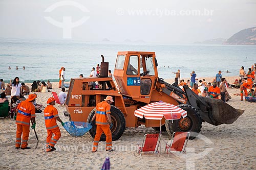  Refuse collectors cleaning the Ipanema Beach - post 8 - after the Reveillon party  - Rio de Janeiro city - Rio de Janeiro state (RJ) - Brazil