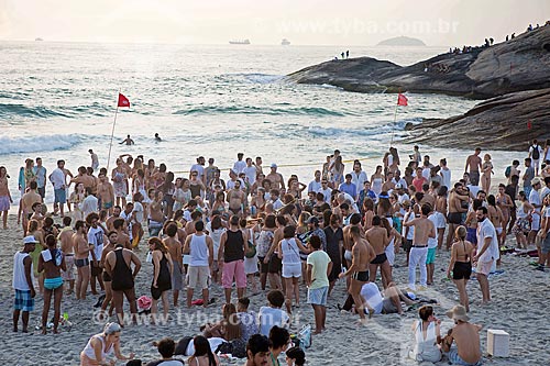  Celebration of people during the dawn of Diabo Beach (Devil Beach) after the Reveillon party  - Rio de Janeiro city - Rio de Janeiro state (RJ) - Brazil