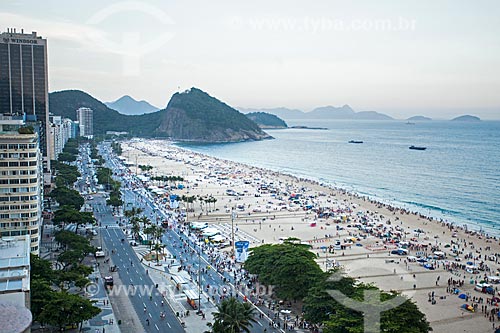  Top view of public coming - Copacabana Beach and Leme Beach to reveillon party with the Environmental Protection Area of Morro do Leme in the background  - Rio de Janeiro city - Rio de Janeiro state (RJ) - Brazil