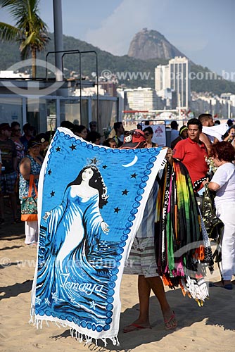 Street vendor kanga beach during the Festival of Yemanja - Copacabana Beach  - Rio de Janeiro city - Rio de Janeiro state (RJ) - Brazil