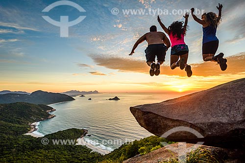  People jumping from Pedra do Telegrafo (Telegraph Stone) - Guaratiba Mountain  - Rio de Janeiro city - Rio de Janeiro state (RJ) - Brazil