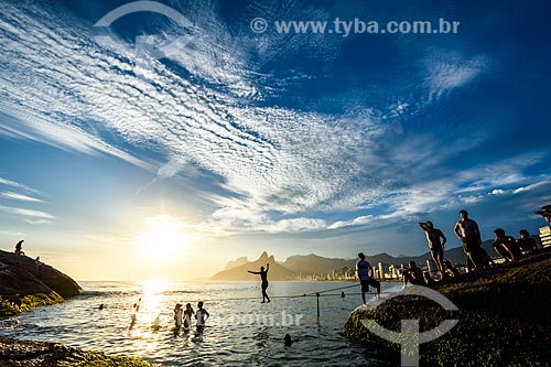  Practitioner of waterline - Arpoador Beach during the sunset  - Rio de Janeiro city - Rio de Janeiro state (RJ) - Brazil