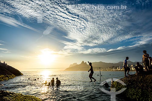  Practitioner of waterline - Arpoador Beach during the sunset  - Rio de Janeiro city - Rio de Janeiro state (RJ) - Brazil