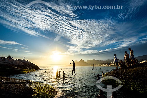  Practitioner of waterline - Arpoador Beach during the sunset  - Rio de Janeiro city - Rio de Janeiro state (RJ) - Brazil