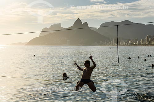  Practitioner of waterline - Arpoador Beach during the sunset  - Rio de Janeiro city - Rio de Janeiro state (RJ) - Brazil