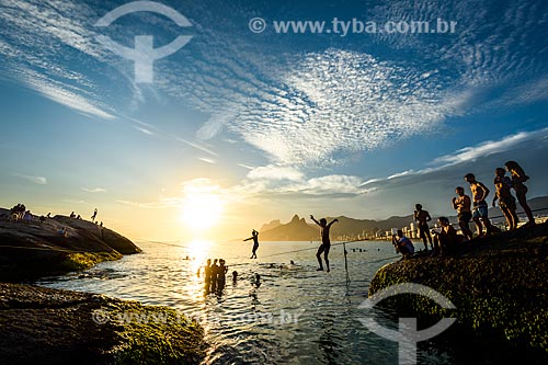  Practitioner of waterline - Arpoador Beach during the sunset  - Rio de Janeiro city - Rio de Janeiro state (RJ) - Brazil