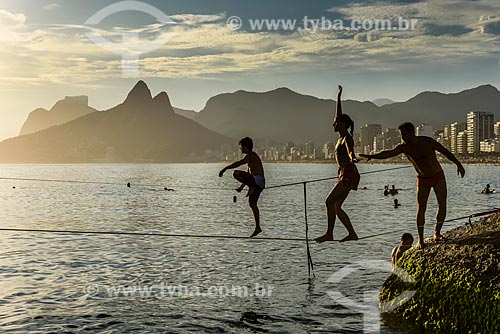  Practitioner of waterline - Arpoador Beach during the sunset  - Rio de Janeiro city - Rio de Janeiro state (RJ) - Brazil