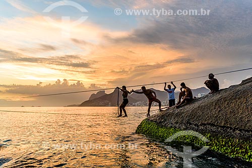  Practitioner of waterline - Arpoador Beach during the sunset  - Rio de Janeiro city - Rio de Janeiro state (RJ) - Brazil