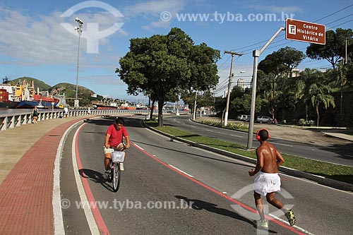  People - bike lane of Marechal Mascarenhas de Moraes Avenue on the banks of the Santa Maria River  - Vitoria city - Espirito Santo state (ES) - Brazil