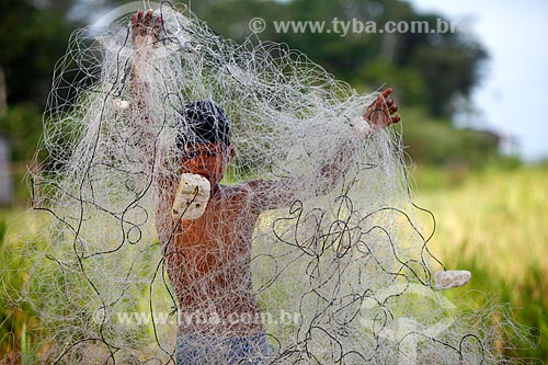  Boy disembarking fishing net - Sao Francisco do Aiuca Riparian Community  - Uarini city - Amazonas state (AM) - Brazil