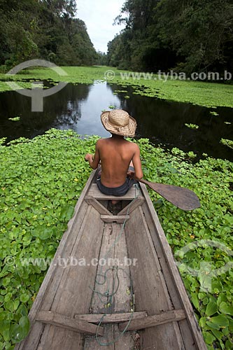  Boy - canoe - Mamiraua Sustainable Development Reserve  - Tefe city - Amazonas state (AM) - Brazil