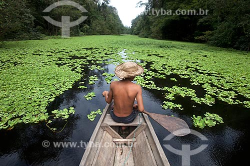  Boy - canoe - Mamiraua Sustainable Development Reserve  - Tefe city - Amazonas state (AM) - Brazil