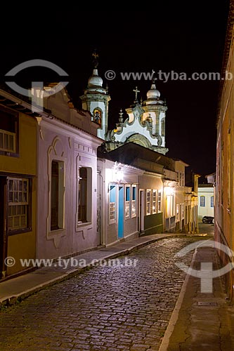  Historic house of Sao Joao del Rei city with the Nossa Senhora do Carmo Church (1733) in the background  - Sao Joao del Rei city - Minas Gerais state (MG) - Brazil