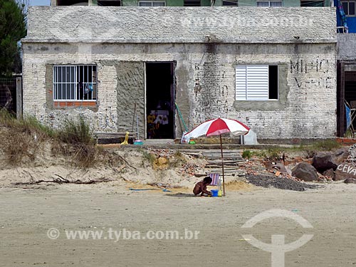  Child playing opposite to summer house - waterfront of beach of the Cidreira city  - Cidreira city - Rio Grande do Sul state (RS) - Brazil