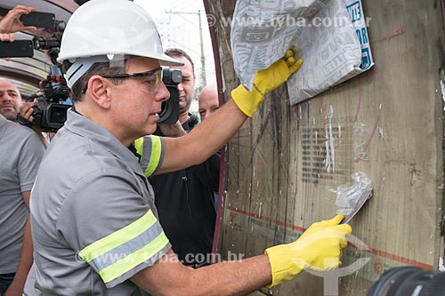  Mayor Joao Doria Junior cleaning bus stop - action of the Cidade Linda Program  - Sao Paulo city - Sao Paulo state (SP) - Brazil