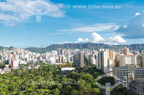  General view of the Americo Renne Giannetti Municipal Park (1897) and the Afonso Pena Avenue with the Curral Mountain Range in the background  - Belo Horizonte city - Minas Gerais state (MG) - Brazil