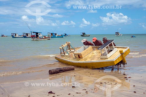  Fishermen carrying raft to Tambau Beach sea  - Joao Pessoa city - Paraiba state (PB) - Brazil