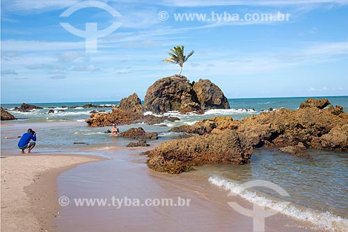  Man photographing woman - Tambaba Beach waterfront  - Conde city - Paraiba state (PB) - Brazil