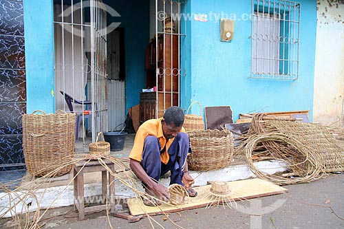  Craftsman working with liana  - Vicencia city - Pernambuco state (PE) - Brazil