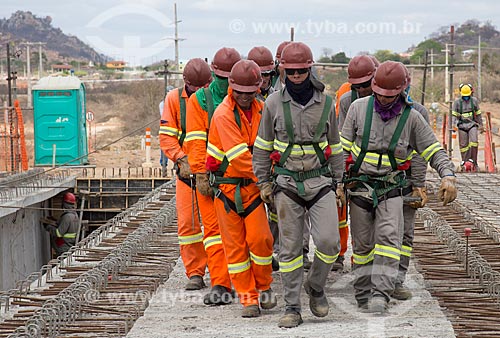  Labourers - construction site to construction of bridge - BR-232 highway - over the channel of the Project of Integration of Sao Francisco River with the watersheds of Northeast setentrional  - Salgueiro city - Pernambuco state (PE) - Brazil