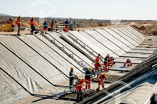  Concreting of channel of the east axis - part of the Project of Integration of Sao Francisco River with the watersheds of Northeast setentrional  - Floresta city - Pernambuco state (PE) - Brazil