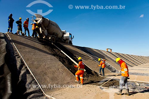  Concreting of channel of the east axis - part of the Project of Integration of Sao Francisco River with the watersheds of Northeast setentrional  - Floresta city - Pernambuco state (PE) - Brazil