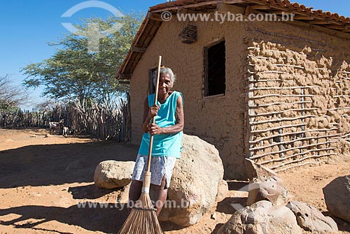  Elderly woman - Travessao de Ouro Village - Pipipas tribe  - Floresta city - Pernambuco state (PE) - Brazil