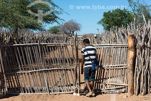  Man closing corral for the goats raising (Capra aegagrus hircus) - Travessao de Ouro Village - Pipipas tribe  - Floresta city - Pernambuco state (PE) - Brazil