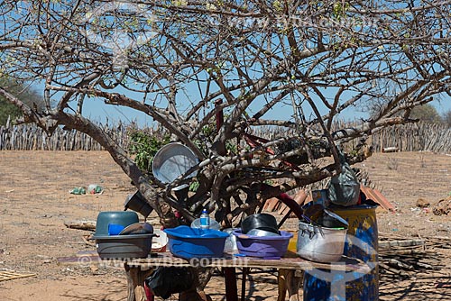  Utensils and crockery in the sun - Travessao de Ouro Village - Pipipas tribe  - Floresta city - Pernambuco state (PE) - Brazil