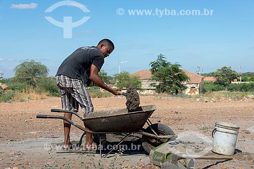  Worker preparing cement - construction site in Truka tribe  - Cabrobo city - Pernambuco state (PE) - Brazil