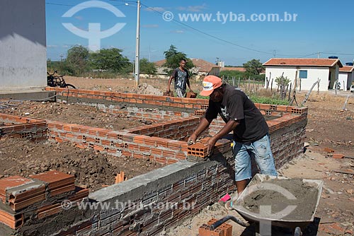  Bricklayer building house - Truka tribe  - Cabrobo city - Pernambuco state (PE) - Brazil