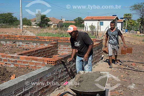  Bricklayer building house - Truka tribe  - Cabrobo city - Pernambuco state (PE) - Brazil
