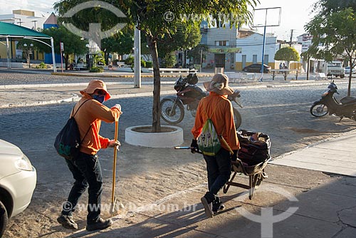  Street sweeper cleaning the Monteiro city center neighborhood  - Monteiro city - Paraiba state (PB) - Brazil
